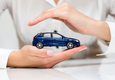 What does a long-term or multi-year car insurance policy entail?